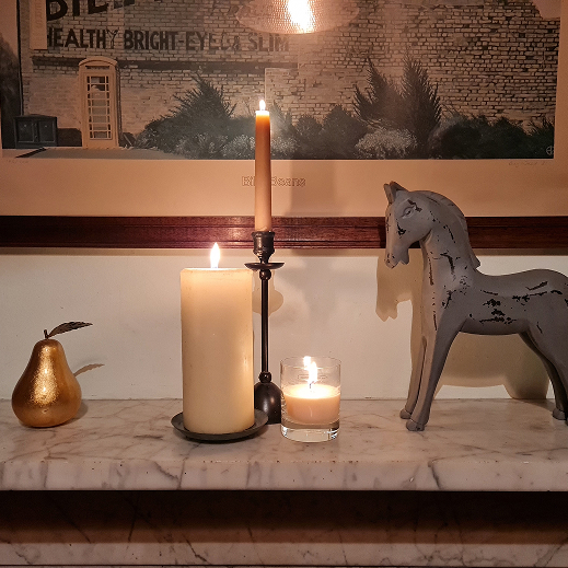 Photo of a mantlepiece